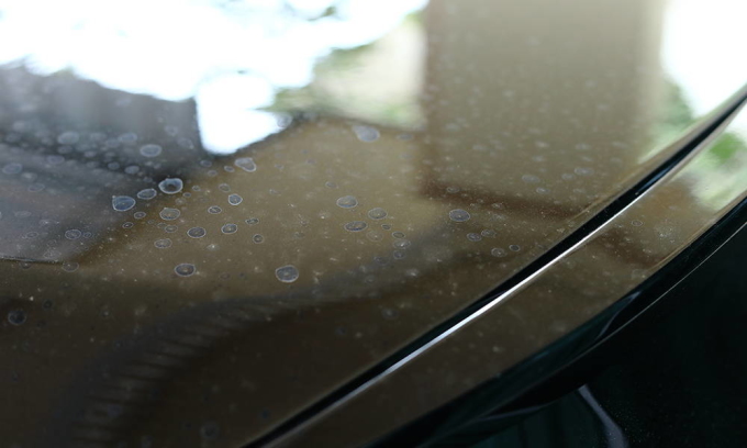 Vết ố do nước để lại trên kính lái của xe. Ảnh: Torque Detail